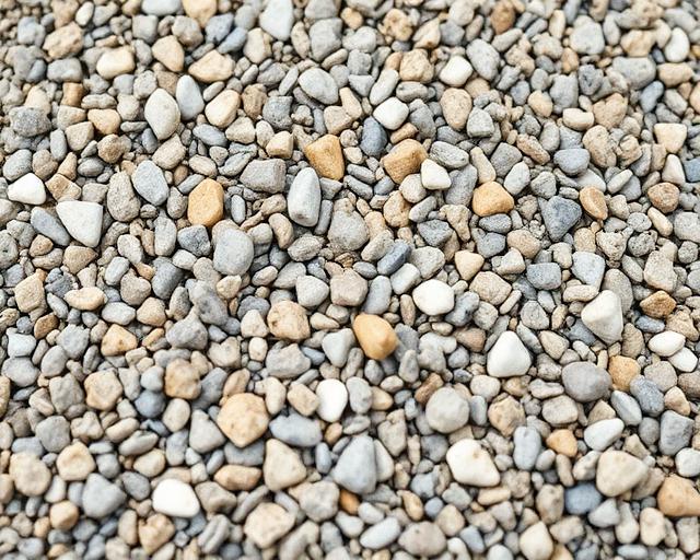Pedra brita e rachão para obras de infraestrutura